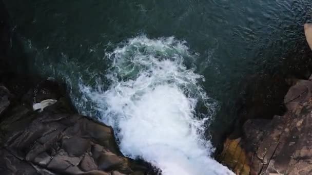 Uitzicht Vanuit Lucht Het Oppervlak Van Een Bergrivier Kleine Druppels — Stockvideo