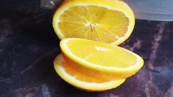 Una Hembra Corta Con Cuchillo Rebanadas Redondas Jugosa Naranja Mesa — Vídeo de stock