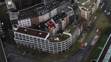Düsseldorf, Almanya - 19 Şubat 2020: şehir manzaralı yüksek bir kuleden görüş. Evler, mimari yollar, arabalar, köprüler ve şehirdeki insanlar. Hava görüntüsü. Statik video, düz konum