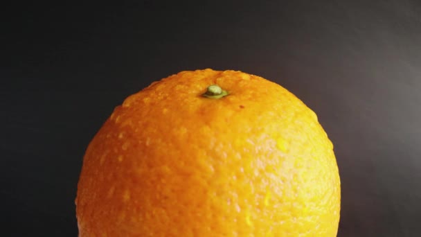 Estático Todavía Húmedo Todo Naranja Primer Plano Con Salpicaduras Agua — Vídeo de stock