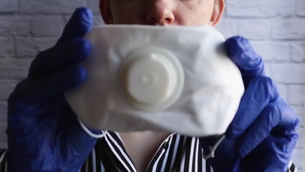 Bir Kadın Koroner Virüsü Önlemek Için Koruyucu Maske Takıyor Kendilerini — Stok video
