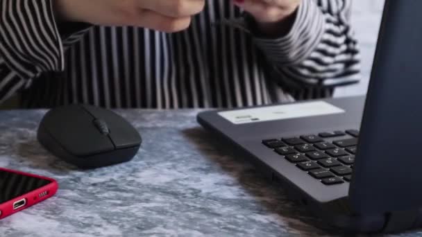 Frau Desinfiziert Ihre Hände Mit Antiseptikum Bevor Sie Laptop Arbeitet — Stockvideo