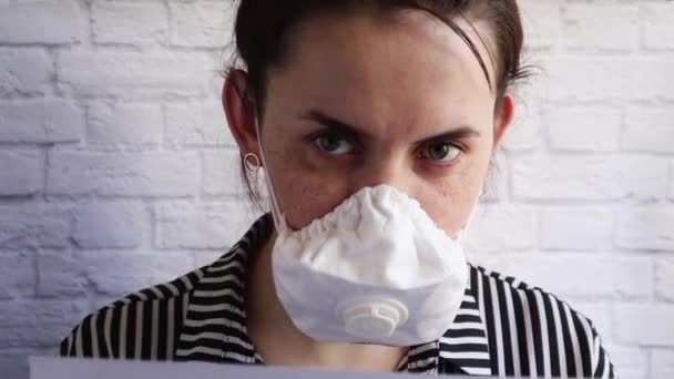 Una Ragazza Guanti Blu Medici Una Maschera Medica Protettiva Scrive — Video Stock