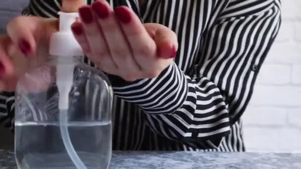 女性用酒精凝胶洗手的特写镜头 女孩按压在分配器上 倒上含酒精的液体 杀菌剂一种用来消灭细菌和病毒的消毒剂Covid — 图库视频影像