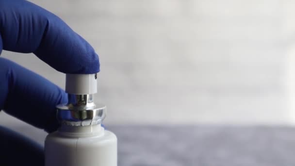 Uma Mão Uma Luva Azul Polvilha Com Séptico Proteção Vírus — Vídeo de Stock