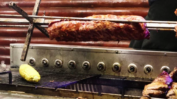 Carne Das Costelas Gira Grelha Restaurante Cozinheiro Luvas Está Preparando — Fotografia de Stock