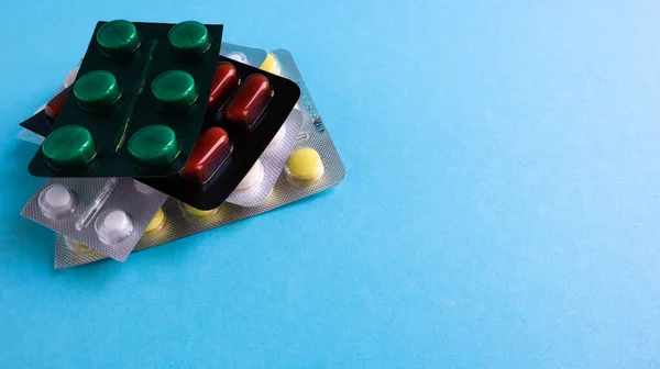 Verpakkingen Pillen Van Verschillende Vormen Kleuren Zijn Gestapeld Een Blauwe — Stockfoto