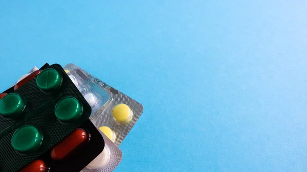 Verpakkingen Pillen Van Verschillende Vormen Kleuren Zijn Gestapeld Een Blauwe — Stockfoto