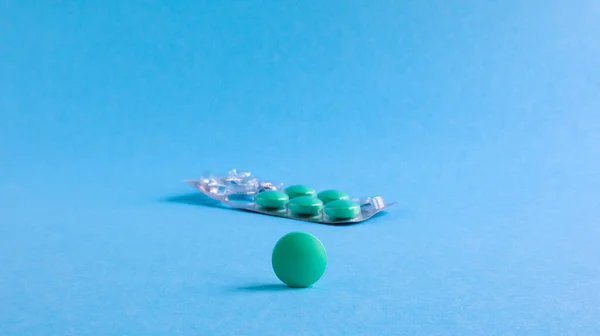 Jeden Stříbrný Blistr Kulatými Zelenými Pilulkami Jedna Kulatá Tableta Stranou — Stock fotografie