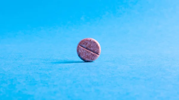 Egy Kerek Kis Tabletta Egy Kék Háttér Központban Üres Helyet — Stock Fotó