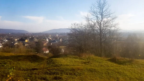 Landskapsutsikt Över Bergsby Karpaterna Fallet Från Tågfönstret Utsikt Från Ett — Stockfoto