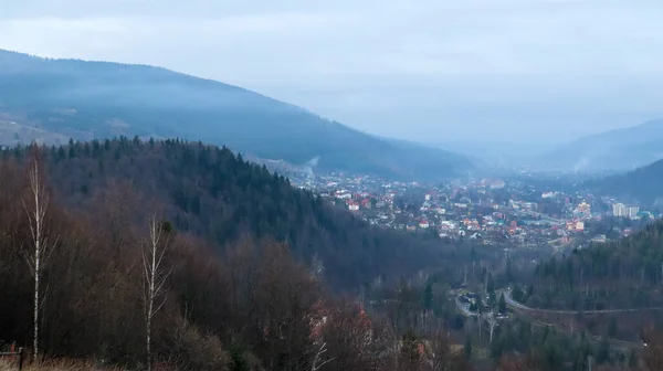 Bir Dağ Köyünde Renkli Sonbahar Manzarası Karpatlar Puslu Bir Sabah — Stok fotoğraf