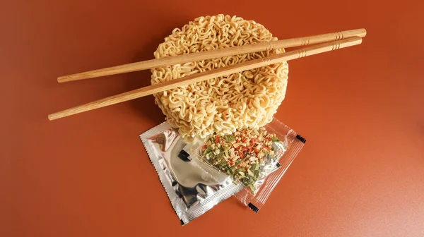 用筷子和调味品生方便面 复制太空亚洲食物 意大利面 其准备足以倒入开水 并等待几分钟 调味意大利面 — 图库照片