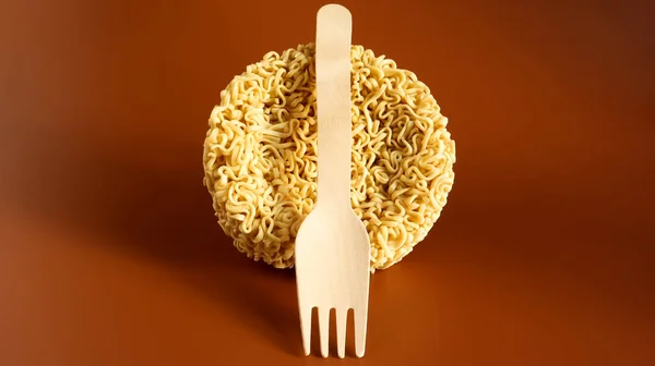 Ωμό Στιγμιαίο Noodles Σχήμα Κύκλου Ένα Ξύλινο Πιρούνι Μιας Χρήσης — Φωτογραφία Αρχείου