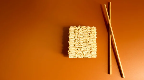 Πρώτες Αποξηραμένες Στιγμιαίες Χυλοπίτες Chopsticks Ασιατικό Φαγητό Μινιμαλισμός Ζυμαρικά Για — Φωτογραφία Αρχείου