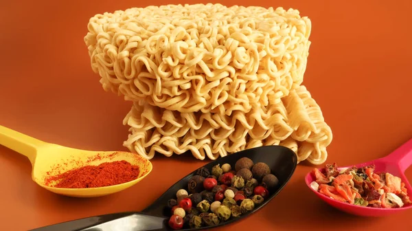 Kuru baharatlı kahverengi kâse ve çiğ erişteli hazır şehriye. Vejetaryen yemeği. Lezzetli Asya usulü yemek. makarna, hazırlamak için yeterli kaynar su dökmek ve beklemek için.