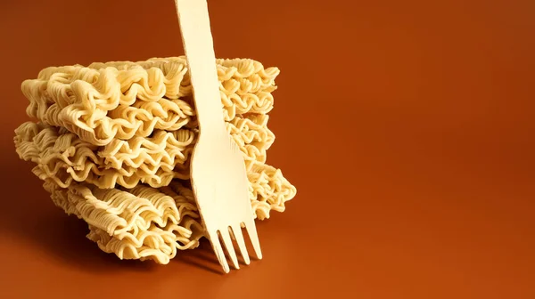 Ωμό Τετράγωνο Σχήμα Στιγμιαίο Noodles Ένα Ξύλινο Πιρούνι Στοιβάζονται Μια — Φωτογραφία Αρχείου