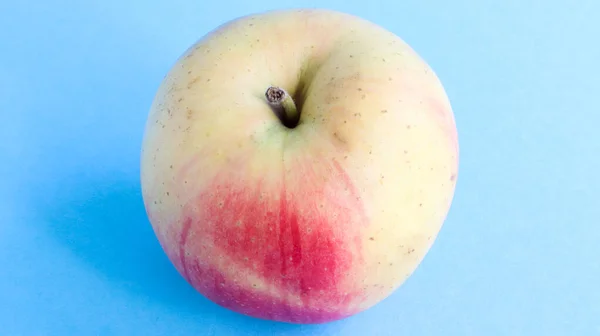 青い背景に美しく 食欲をそそり 新鮮なリンゴの1つ 健康的な甘い食べ物の概念 — ストック写真