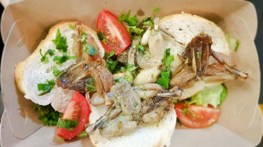 Kamboçya usulü ızgara kurbağa. Restoranda lezzetli egzotik yemekler servis edilir. Sokak yemeği kurbağa bacağı.