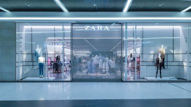 Ukrayna, Kiev - 09 Mayıs 2020: Covid 19 salgını sırasında Zara moda mağazasının kapıları kilitlendi. Mobil fotoğrafçılık. Karantina alışveriş merkezinin kapatılması ve perakende durağı