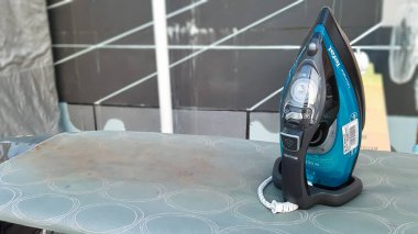 Ukrayna, Kiev - 09 Mayıs 2020: Sokaktaki ütü masasında mavi elektrikli demir