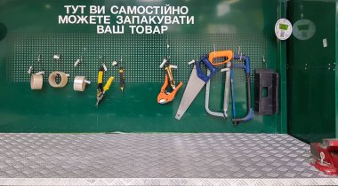 Ukrayna, Kiev - 09 Mayıs 2020: Kurulda ve atölyede çalışma araçları. Atölye sahnesi. Kirli bir masaüstünde bir sürü eski alet. Marangozluk ve resim konsepti