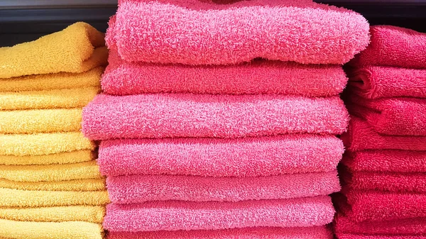Στοίβες Αφράτες Πετσέτες Μπάνιου Διαφόρων Χρωμάτων Μια Βιτρίνα Πετσέτες Από — Φωτογραφία Αρχείου