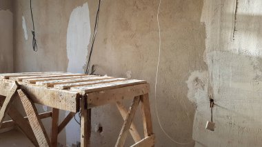 Apartmanda tamirat var. Grunge ahşap merdiven. Dairenin kayıt konsepti. tavanı boyamak için bank