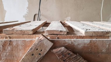 Apartmanda tamirat var. Grunge ahşap merdiven. Dairenin kayıt konsepti. tavanı boyamak için bank