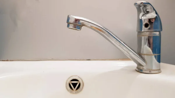 Grifo Viejo Sucio Lavabo Cerámica Blanca Concepto Limpieza Reparación Sustitución — Foto de Stock