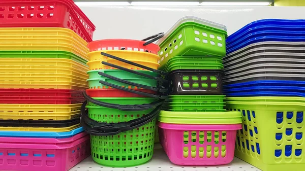 Recipientes Plásticos Multicoloridos Diferentes Formas Tamanhos Com Sem Tampas Empilhados — Fotografia de Stock