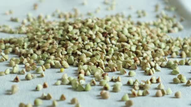 Зерна Сырой Зеленой Гречихи Медленно Падают Белый Стол Концепция Здоровой — стоковое видео