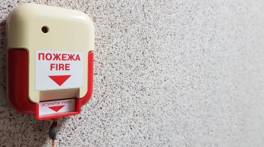 Yangın alarm kutusu binanın duvarına yerleştirildi