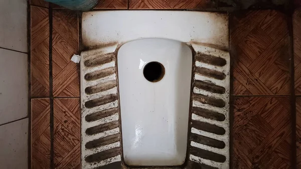 Vuil Oud Stoffig Toilet Een Openbaar Verlaten Gebouw Ruïneerde Hygiënische — Stockfoto