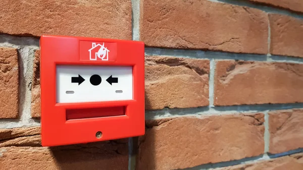 ビルの壁に設置された火災警報システムボックス — ストック写真