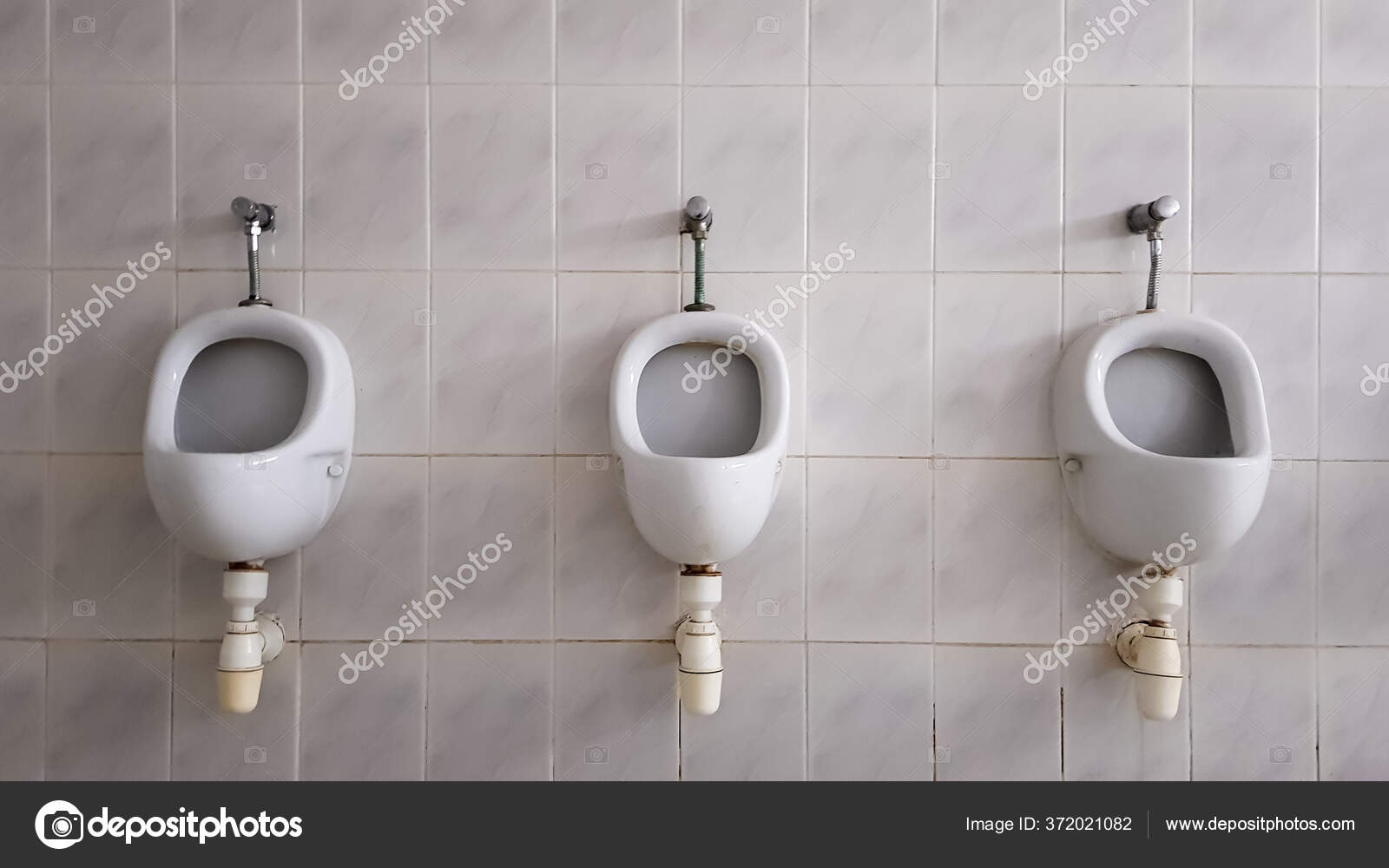 Toilettes Publiques Avec Beaucoup D'urinoirs Céramique Grand Public Bols  Muraux image libre de droit par roschinletter@gmail.com © #372021082