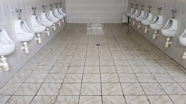 Sanitarios Públicos Con Muchos Urinarios Cerámica Gran Baño Público Cuencos — Foto de Stock