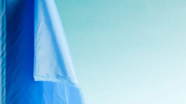 蓝色背景的蓝色塑料垃圾袋一卷 设计用于容纳垃圾并在家中使用和放置在各种垃圾箱中的袋子 复制空间 — 图库照片