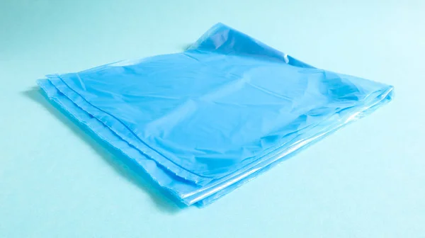 Jeden Roztržený Plastový Pytel Modrém Modrém Pozadí Taška Která Navržena — Stock fotografie