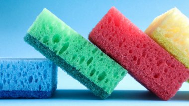 Birçok mavi, kırmızı, sarı, yeşil sünger ev kadınlarının günlük hayatta kullandıkları kirleri yıkamak ve silmek için kullanılır. Gözenekli maddeden yapılmışlardır, köpük gibi. iyi deterjan tutuşu.
