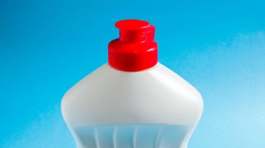Bulaşık deterjanı, çamaşır suyu ya da mavi arka planda yumuşatıcı bulunan beyaz plastik şişe. sıvı çamaşır tozu. Temizlik konsepti