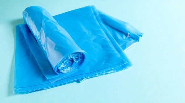 Eine Rolle Plastikmüllsäcke Blau Auf Blauem Hintergrund Taschen Die Konzipiert — Stockfoto