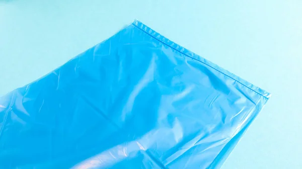 Один Зірваний Пластиковий Мішок Сміття Синім Кольором Синьому Фоні Мішок — стокове фото