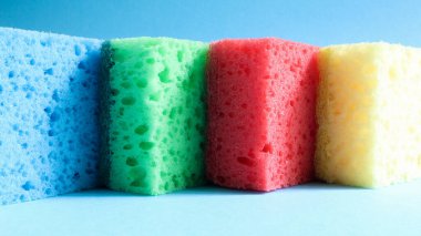 Birçok mavi, kırmızı, sarı, yeşil sünger ev kadınlarının günlük hayatta kullandıkları kirleri yıkamak ve silmek için kullanılır. Gözenekli maddeden yapılmışlardır, köpük gibi. iyi deterjan tutuşu.