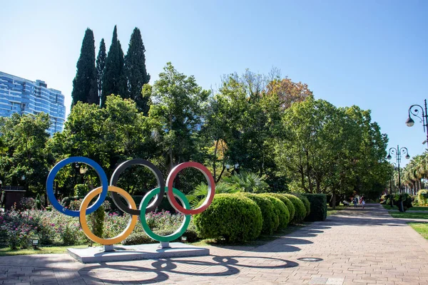 Parktaki Olimpiyat yüzüklerinin sembolü