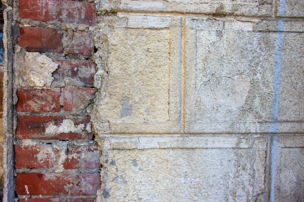 Tuğlalı eski bir taş duvarın kırık arkaplan dokusu