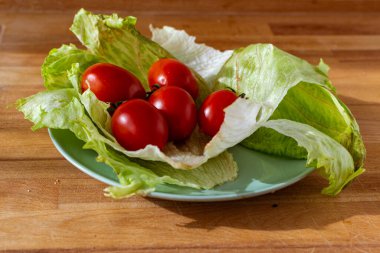 Vejetaryen salatası, marul ve domates tabağında