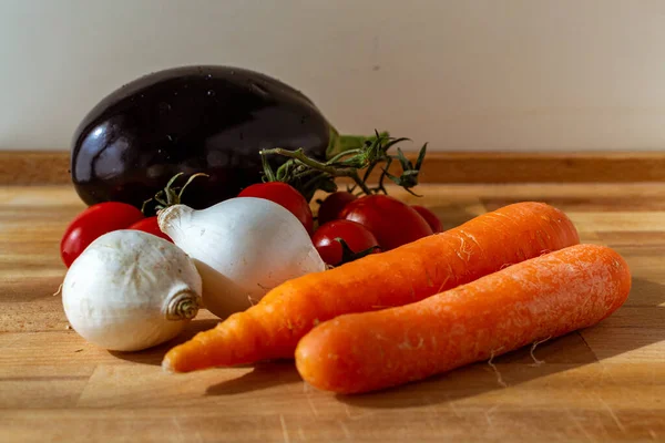 Verduras Frescas Temporada Para Una Sopa Vegana Mesa Madera Pan —  Fotos de Stock