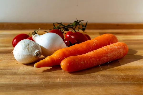 Verse Seizoensgroenten Voor Een Veganistische Soep Houttafel Brood Wortel Tomaat — Stockfoto