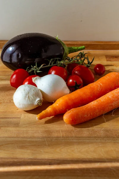 Verse Seizoensgroenten Voor Een Veganistische Soep Houttafel Brood Wortel Tomaat — Stockfoto